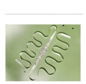 Vue détaillée d'une ceinture de mariée avec strass marquise et perles sur ruban blanc