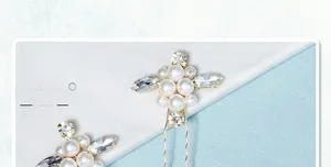 Vue macro de l'épingle à cheveux en U avec perles blanches et cristaux taille marquise