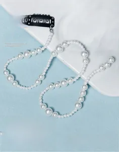 Détail d'une chaîne de cheveux en perles blanches faite main avec fil flexible et peigne noir