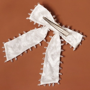 Barrette à cheveux élégante en satin blanc avec nœud papillon et bordure en cristaux