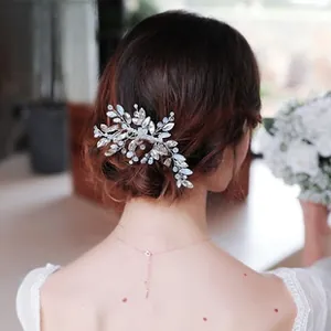 Detail von Braut-Haarkamm mit weißen Acrylblüten und Perlen für elegante Hochzeitsfrisuren