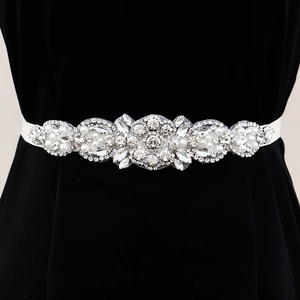 Elegante cinturón de novia con pedrería brillante y perlas blancas hechas a mano detalle
