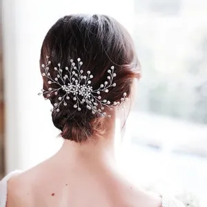 Detailansicht Braut Haarkamm mit weißen Acrylblüten und Perlen an der Hochsteckfrisur