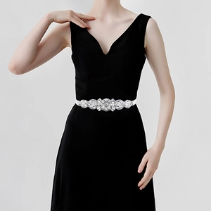 Ceinture de mariée élégante avec perles et strass sur ruban de satin blanc pour mariage