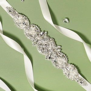Ceinture de mariée faite main avec strass et perles scintillantes sur fond vert sauge