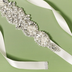Ceinture de mariée élégante avec cristaux scintillants et perles sur ruban de soie