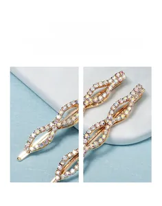 Nahaufnahme der handgefertigten goldenen Haarspange mit Aurora-Strass und Kupferdraht-Detail