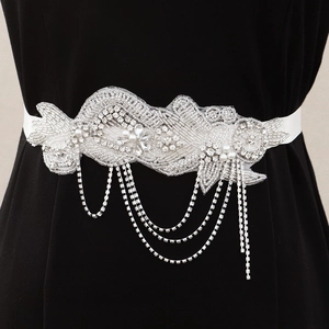 Ceinture de mariée avec perles artisanales, strass et pampilles sur ruban de satin blanc