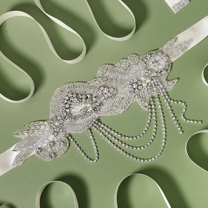 Détails de la ceinture de mariée avec perles faites main, strass et perles d'argent