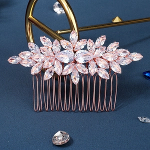 Peigne à cheveux de mariée en or rose avec cristaux marquise sur fond bleu