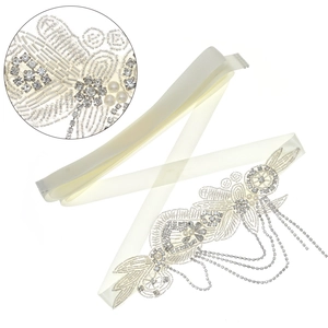 Squisita fascia da sposa fatta a mano con perle e cristalli su nastro di raso bianco