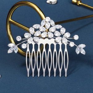 Détail d'un peigne à cheveux de mariée avec cristaux de zircone cubique étincelants