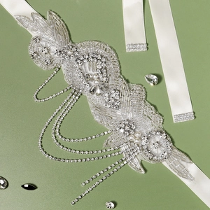 Ceinture de mariée exquise avec perles artisanales, strass et ruban de satin élégant