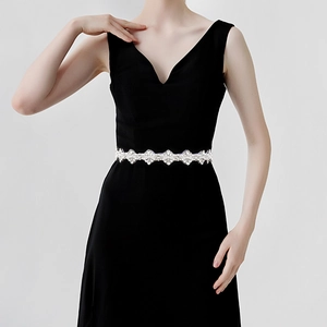 Détail d'une ceinture de mariée de luxe avec strass étincelants et perles sur robe