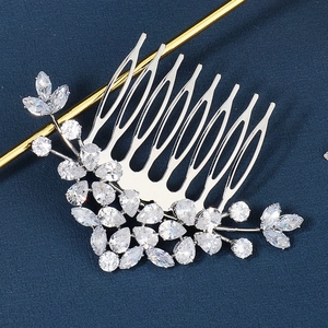 Détail d'un peigne à cheveux de mariée en argent avec des zircons style floral