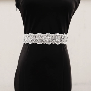 Detailaufnahme des Brautgürtels mit handgenähten Strasssteinen und Perlen auf Kleid
