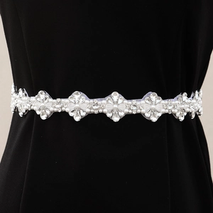 Ceinture de mariée élégante avec strass brillants et perles sur une robe noire chic