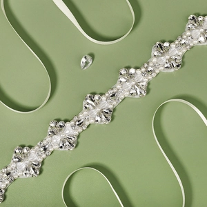 Ceinture de mariée de luxe avec strass et perles sur fond vert sauge doux
