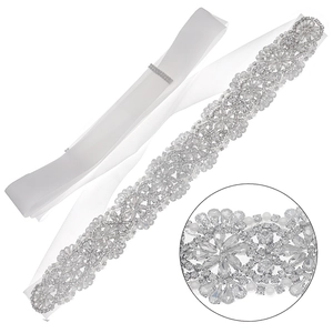 Cintura da sposa di lusso con strass argentati e perle bianche su nastro di raso