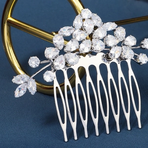 Gros plan d'un peigne à cheveux de mariée en zircon avec des motifs de feuilles élégants