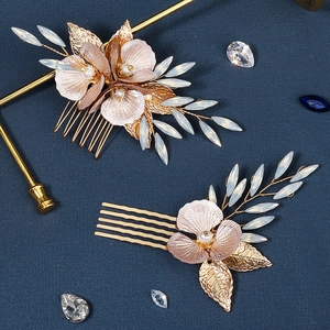 Peignes à cheveux dorés pour mariée avec fleurs, perles blanches et gemmes en résine