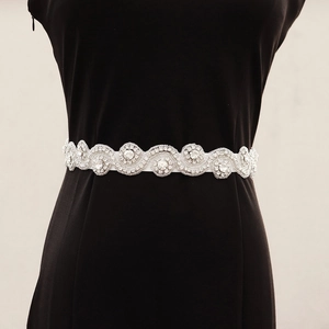 Ceinture de mariée élégante avec strass argentés et perles sur ruban de satin blanc