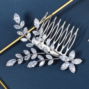 Gros plan d'un peigne de mariée avec cristaux marquise et peigne en métal à 10 dents