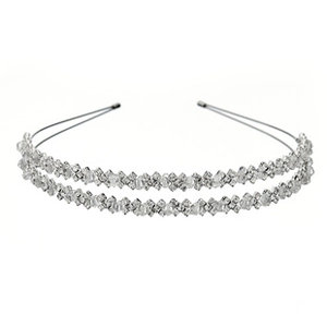 Detalle de diadema plateada de doble capa con brillantes pedrería de cristal