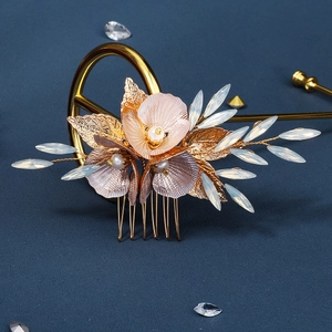 Peigne à cheveux de mariée doré avec fleurs, pétales violets et perles élégantes
