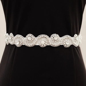 Ceinture de mariée avec strass argentés et perles pour robe de mariée sur noir