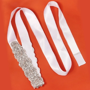 Eleganter Brautgürtel für Hochzeitskleider mit luxuriösen Strasssteinen und Perlen auf Satin