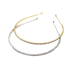 Detalle de diademas finas doradas y plateadas con brillantes diamantes de imitación