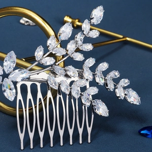 Vue détaillée du peigne de mariée avec feuilles de zircon sur un support en métal