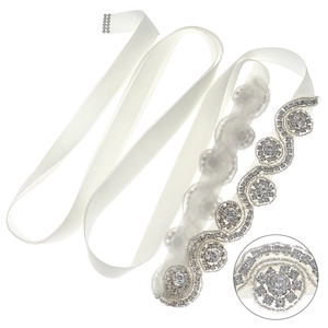 Ceinture de mariée élégante avec strass scintillants et ruban en soie blanche pour robe