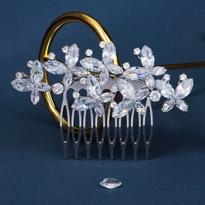 Gros plan du peigne de mariée argenté avec zircons marquise sur fond bleu foncé