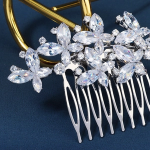 Détail du peigne à cheveux de mariée argenté avec motifs floraux en zircons brillants