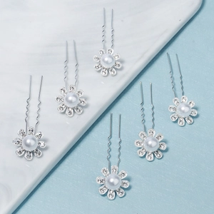 Dettaglio di 6 forcine a U in argento con perle e strass per acconciature sposa