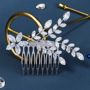 Peigne à cheveux de mariée élégant avec zircons en forme de feuilles sur fond bleu foncé