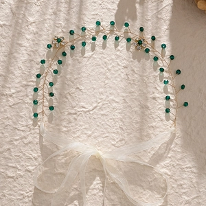 Elegante cerchietto da sposa in filo dorato con cristalli verdi e strass di lusso