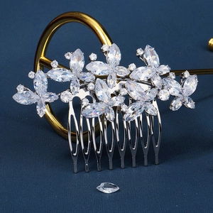 Peigne à cheveux de mariée élégant avec papillon en zircone et motif floral sur métal