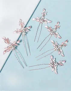 Détails d'une épingle à cheveux de mariée or rose avec perles et strass scintillants