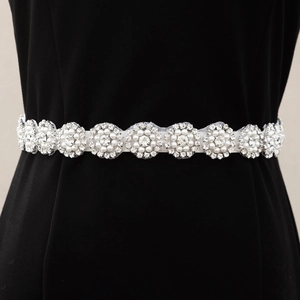 Elegante cinturón de novia con girasoles de perlas y pedrería sobre vestido negro