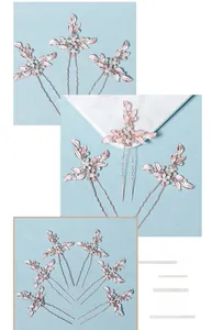 Détails des épingles à cheveux de mariée avec feuilles roses, perles et strass brillants