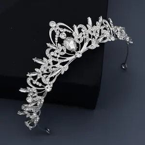 Nahaufnahme der Brautkrone mit Kristalldesign und tropfenförmigem Stein in Silber