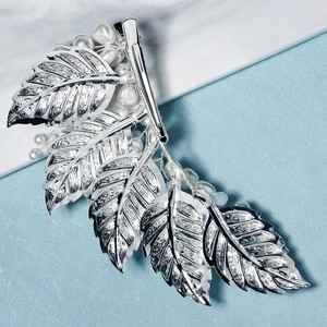 Elegant silver leaf hair clip with white pearls and detailed vein textures for party hair