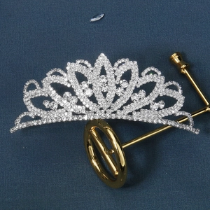 Élégante couronne de princesse argentée pour filles avec strass brillants sur fond bleu