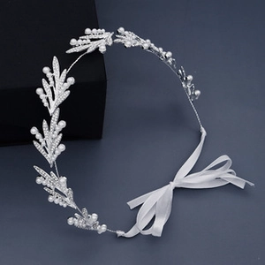 Détail du bandeau feuille argentée avec strass scintillants et perles blanches