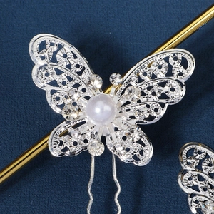 Épingle à cheveux papillon en argent ajouré avec perles et strass sur fond bleu