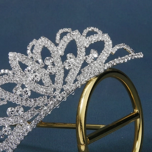 Diadème argenté élégant avec strass brillants pour fêtes de princesses et spectacles
