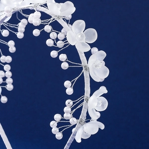 Serre-tête floral fait main avec fleurs blanches mates et perles élégantes pour filles